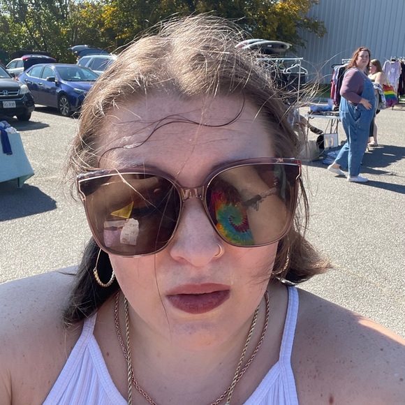 Meet your Posher, Elizabeth - Picture 1 of 4